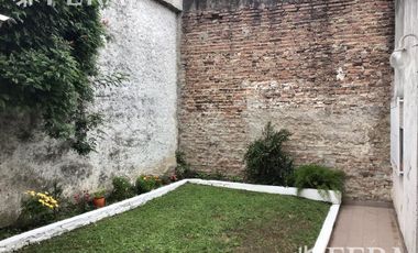 Venta casa 6 ambientes con cochera, patio con parrilla y terraza  en Quilmes (24989)
