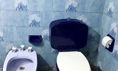 Venta casa 6 ambientes con cochera, patio con parrilla y terraza  en Quilmes (24989)