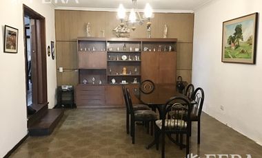 Venta casa 6 ambientes con cochera, patio con parrilla y terraza  en Quilmes (24989)