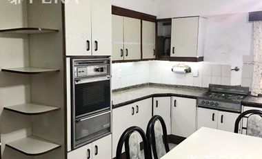 Venta casa 6 ambientes con cochera, patio con parrilla y terraza  en Quilmes (24989)