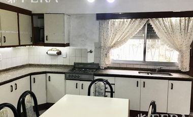 Venta casa 6 ambientes con cochera, patio con parrilla y terraza  en Quilmes (24989)