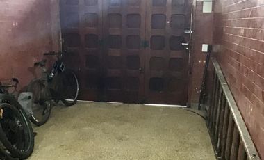 Venta casa 6 ambientes con cochera, patio con parrilla y terraza  en Quilmes (24989)