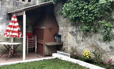 Venta casa 6 ambientes con cochera, patio con parrilla y terraza  en Quilmes (24989)