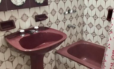 Venta casa 6 ambientes con cochera, patio con parrilla y terraza  en Quilmes (24989)