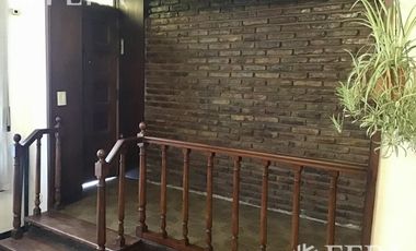 Venta casa 6 ambientes con cochera, patio con parrilla y terraza  en Quilmes (24989)