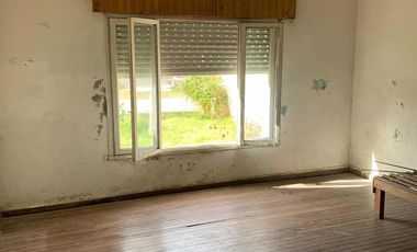 Casa en venta - 2 dormitorios 1 baño 1 cochera - 130mts2  - Mechita