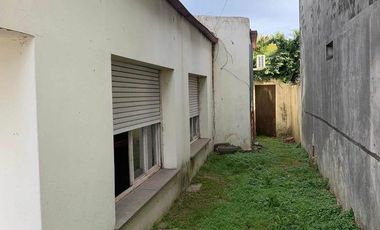 Casa en venta - 2 dormitorios 1 baño 1 cochera - 130mts2  - Mechita