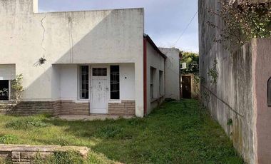 Casa en venta - 2 dormitorios 1 baño 1 cochera - 130mts2  - Mechita