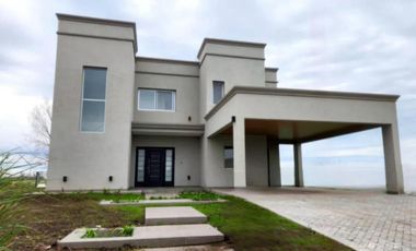 Casa en venta - 3 Dormitorios 4 Baños - Cocheras - 700Mts2 - El Rebenque, Presidente Perón, Guernica