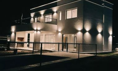 Casa en venta - 3 Dormitorios 4 Baños - Cocheras - 700Mts2 - El Rebenque, Presidente Perón, Guernica