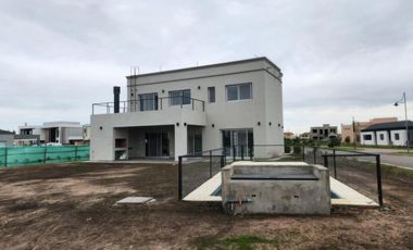 Casa en venta - 3 Dormitorios 4 Baños - Cocheras - 700Mts2 - El Rebenque, Presidente Perón, Guernica