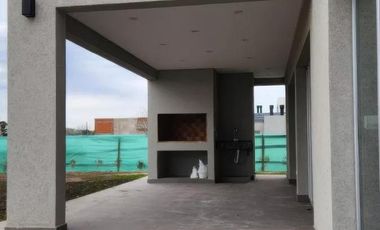 Casa en venta - 3 Dormitorios 4 Baños - Cocheras - 700Mts2 - El Rebenque, Presidente Perón, Guernica