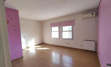 Casa en venta - 4 Dormitorios 2 Baños - Cocheras - 350Mts2 - El Palomar, Cañuelas