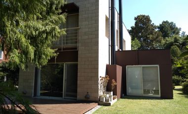 Casa en venta - 4 Dormitorios 2 Baños - Cocheras - 350Mts2 - El Palomar, Cañuelas