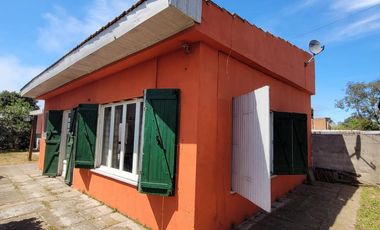 |CASA CON TODOS LOS SERVICIOS EN ZONA ALTA DE  MAR DE AJO|