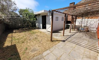 |CASA CON TODOS LOS SERVICIOS EN ZONA ALTA DE  MAR DE AJO|