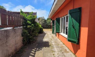 |CASA CON TODOS LOS SERVICIOS EN ZONA ALTA DE  MAR DE AJO|