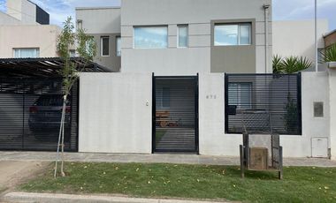 VENTA Casa de 270m2 con Habitaciones 4 y Pileta en el Barrio Rincón de Emilio - Neuquen