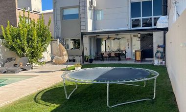 VENTA Casa de 270m2 con Habitaciones 4 y Pileta en el Barrio Rincón de Emilio - Neuquen