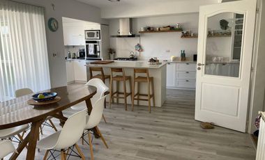 VENTA Casa de 270m2 con Habitaciones 4 y Pileta en el Barrio Rincón de Emilio - Neuquen