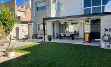VENTA Casa de 270m2 con Habitaciones 4 y Pileta en el Barrio Rincón de Emilio - Neuquen