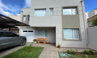 VENTA Casa de 270m2 con Habitaciones 4 y Pileta en el Barrio Rincón de Emilio - Neuquen