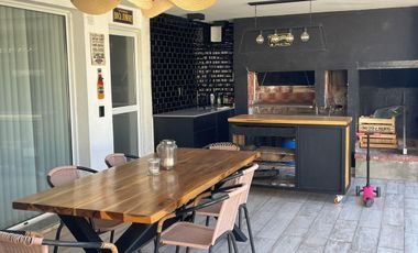 VENTA Casa de 270m2 con Habitaciones 4 y Pileta en el Barrio Rincón de Emilio - Neuquen