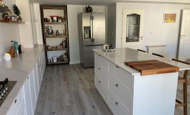 VENTA Casa de 270m2 con Habitaciones 4 y Pileta en el Barrio Rincón de Emilio - Neuquen