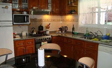 TRIPLEX DE 4  AMB , COCHERA en Venta en Ramos Mejia
