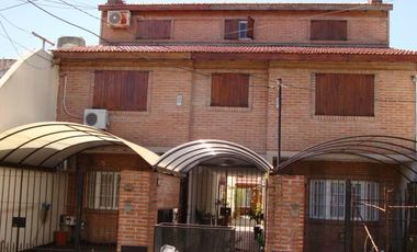 TRIPLEX DE 4  AMB , COCHERA en Venta en Ramos Mejia
