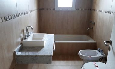 3 DORMITORIOS, PLAYROOM y SERVICIO. LOTE INTERNO.