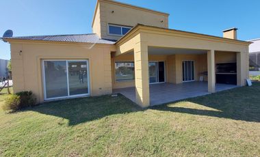 3 DORMITORIOS, PLAYROOM y SERVICIO. LOTE INTERNO.