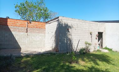 Venta Casa 2 dormitorios con cochera y jardín - Pueblo Esther
