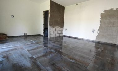 Venta Casa 2 dormitorios con cochera y jardín - Pueblo Esther