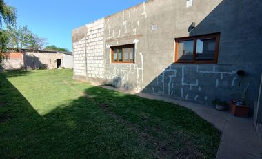 Venta Casa 2 dormitorios con cochera y jardín - Pueblo Esther