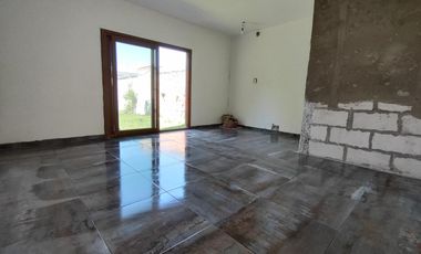 Venta Casa 2 dormitorios con cochera y jardín - Pueblo Esther