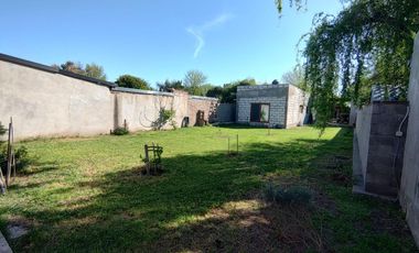 Venta Casa 2 dormitorios con cochera y jardín - Pueblo Esther