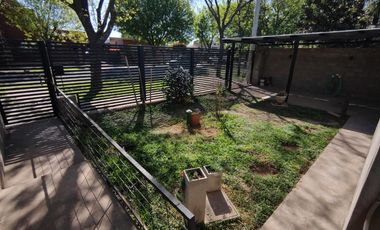 Venta Casa 2 dormitorios con cochera y jardín - Pueblo Esther