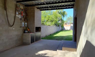 Venta Casa 2 dormitorios con cochera y jardín - Pueblo Esther