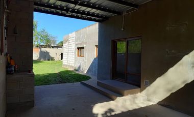 Venta Casa 2 dormitorios con cochera y jardín - Pueblo Esther