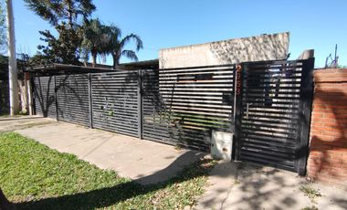 Venta Casa 2 dormitorios con cochera y jardín - Pueblo Esther