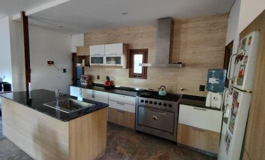 Venta Casa 2 dormitorios con cochera y jardín - Pueblo Esther