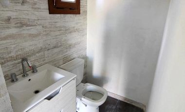 Venta Casa 2 dormitorios con cochera y jardín - Pueblo Esther