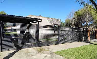 Venta Casa 2 dormitorios con cochera y jardín - Pueblo Esther