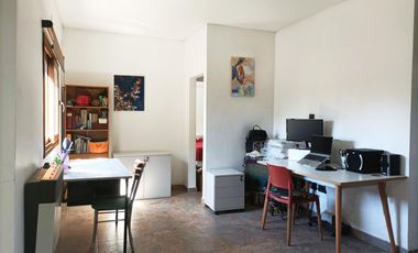 Venta Casa 2 dormitorios con cochera y jardín - Pueblo Esther