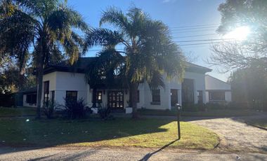 Casa en venta - 3 Dormitorios 3 Baños - Cochera - 2.000Mts2 - Escobar