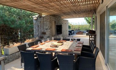 Venta Casa 5 Ambientes con Piscina en Costa Esmeralda.