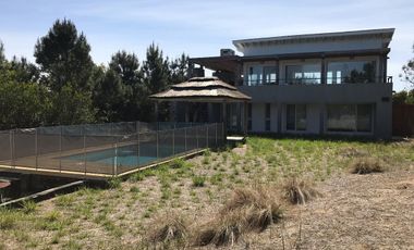 Venta Casa 5 Ambientes con Piscina en Costa Esmeralda.