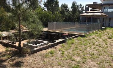 Venta Casa 5 Ambientes con Piscina en Costa Esmeralda.