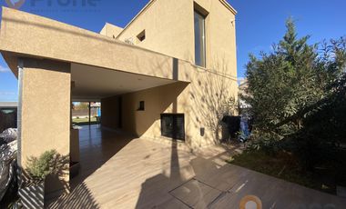 VENTA CASA DE CALIDAD 2 DORMITORIOS CON PILETA EN PUNTA CHACRA
